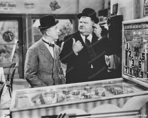 Laurel en Hardy achter de flipperkast